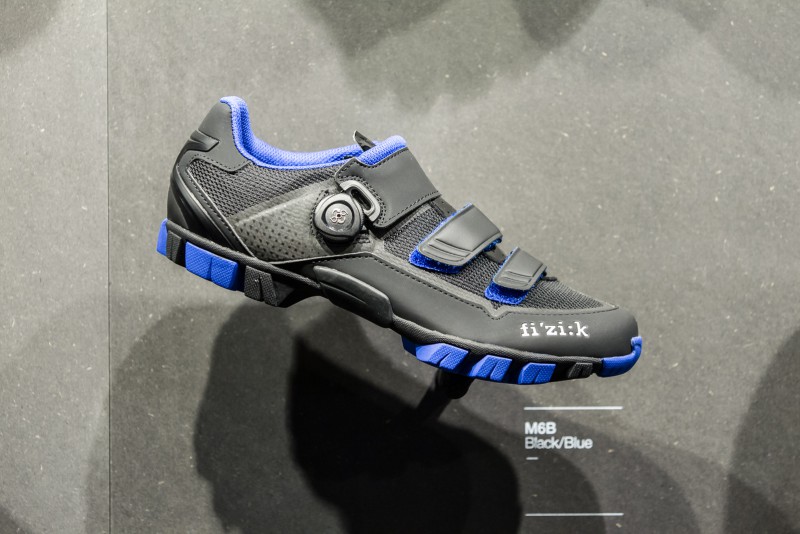 Für den Enduro- und Traileinsatz entwickelt ist der M6B. Die Sohle unterstützt ein Abrollen des Fußes beim Gehen, um die Kraft aufs Pedal zu bekommen, ist sie unter dem Ballen jedoch steif. Der 385 g schwere M6B wird in 2 Farbvarianten für Damen und Herren erhältlich sein.