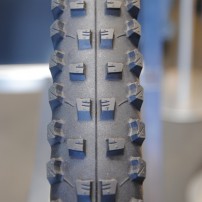 Das aggressive Profil und die speziell auf den Freeride/ Enduro Einsatz abgestimmte Black Chilli 
Gummimischung aus der Nähe.
