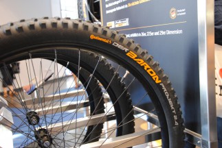 In 26“ soll der 2.4“ breite Reifen 960 g, in 27.5“ 985 g und in 29“ 1025 g wiegen.