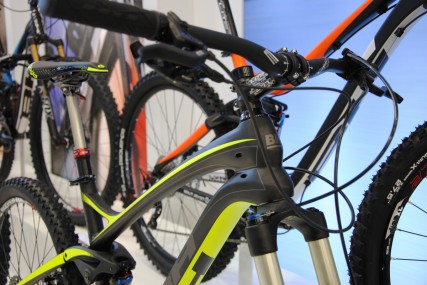 Innenverlegte Züge bei den Carbonmodellen sorgen neben einer cleanen Optik auch für eine komplette, unsichtbare Integration der Di2 (nicht auf den Bildern) in das Unterrohr.