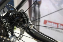 Das Evo-Brake-Mount System an den Kettenstreben soll Bremsvibrationen reduzieren. Am Hinterbau sind 142 x 12 mm Steckachsen verbaut.