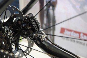 Das Evo-Brake-Mount System an den Kettenstreben soll Bremsvibrationen reduzieren. Am Hinterbau sind 142 x 12 mm Steckachsen verbaut.