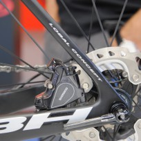 Insgesamt werden 4 Modelle angeboten. Die Bilder zeigen das G7 mit mechanischer Ultegra 
für € 4.999,-. Das 7,3 kg schwere Topmodell mit Dura Ace Di2 kommt auf € 7.999,-. Schwarz 
sind sie alle.
