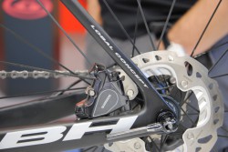 Insgesamt werden 4 Modelle angeboten. Die Bilder zeigen das G7 mit mechanischer Ultegra 
für € 4.999,-. Das 7,3 kg schwere Topmodell mit Dura Ace Di2 kommt auf € 7.999,-. Schwarz 
sind sie alle.
