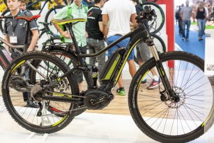 Mit sechs Modellen und zwei Linien bringt Centurion beim Twentyniner-E-Bike Lhasa E elektrischen Schwung in die Bude. Das Lhasa E EQ DX verfügt über 80 mm Federweg (Manitou Radium Expert) hinten und 100 mm vorne (SR Suntour Raidon XC RL R).