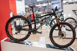 Das Top-Modell der Trailbanger EXC-Linie lautet auf den Namen Team.27 und wiegt 13,2 kg mit Fox Federelementen und exzellenter Ausstattung.
