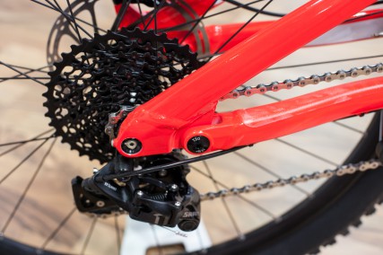 Ein Horst-Link sorgt für eine aktive Federung beim Bremsen. Mit 428 mm kurzen Kettenstreben wartet das Bike mit agilem Handling auf.