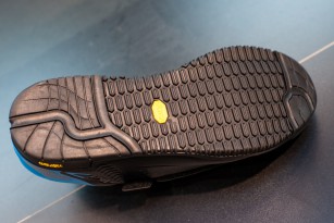 Er verfügt über eine durchgängige und griffige Vibram-Sohle.