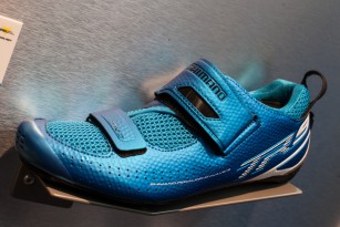 Shinmano überarbeitet seine beinahe gesamte Schuhpalette und geht auch einen großen Schritt in Umbenennung der Modellnamen. Mit dem TR9 steht ein auffälliges Triathlon-Modell am Start.