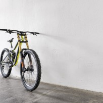 Ausritte ins schwere Gelände gedacht. Mit der entweder RockShox- oder Fox-bestückten Doppelbrücken-Spielart geht’s vorrangig um die Sekundenjagd auf Downhill- oder Rennstrecken. 