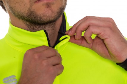 Am Hals wird der Verschluss von einer Zippergarage gesichert.