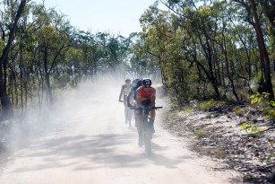 ... die Wege im Outback heiß und staubig.
