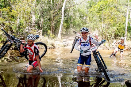 Auch Sarah White trug ihr Bike durch den Fluss.