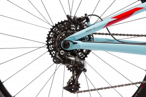 Fesches Blingbling: das Carbon-Schaltwerk. Der Boost-Standard ermöglicht steifere Laufräder, mehr Reifenfreiheit und kürzere Kettenstreben.