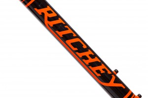 Die Lackierung passt perfekt zur schwarzen RockShox Gabel und der SRAM Schaltung.
