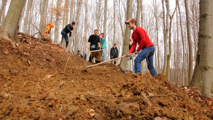 Wienerwald: Wir bauen ein Park Die Trail Area Wienerwald nimmt Gestalt an. Die Bauarbeiten für ihre ersten beiden Strecken in Weidlingbach haben begonnen. More to come - sofern die Community auch weiterhin so begeistert anpackt wie jetzt. Eine Reportage vom großen Buddeln.