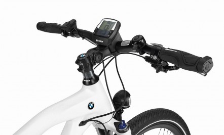 ... samt intelligenter Steuereinheit - das Cruise e-Bike.