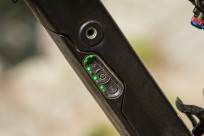 Ein Power Knopf, Plus und Minus für die Fahrmodi und LEDs für den Ladezustand. Mehr brauch's eigentlich nicht...