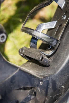 Swat-Technologie am Flaschenhalter. In der kleinen Kunststoffhülle findet ein Multitool Platz.