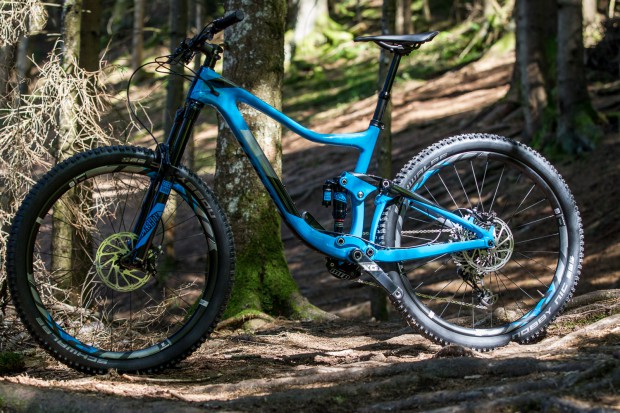 Alle Trance-Rahmen – die je nach Modell aus Advanced-Grade Composite oder ALUXX SL-Aluminium gefertigt sind – besitzen die neue „lange und niedrige“ Geometrie mit 140 mm Hinterbaufederung und 150 mm Federweg vorne.