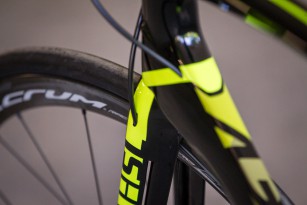 Selbstverständlich laufen die Leitungen und Kabel im Rahmen.