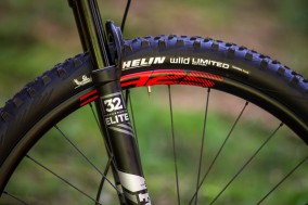 ...entgegen der Abbildung wird es auch Varianten mit Rock Shox Recon oder RS1 geben.