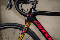 Tapered-Steuerrohr: Die massive 1 1/8" - 1 1/2" Vollcarbon-Gabel ermöglicht hohe Seiten- und Verwindungssteifigkeit bei geringem Gewicht.