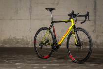 Rahmendesign: Volt w/ Jet Black and Acid Red, Gloss