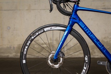 ... des Granfondo SL beizubehalten, musste die Gabel wachsen.