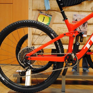 Das steifste Trek-MTB aller Zeiten. Boost-Standard, fix montierte untere Dämpferaufnahme (Full-Floater adé) und ...
