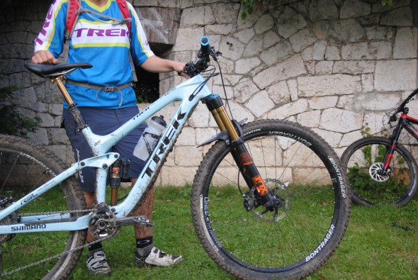 So mag EWS-Siegering Tracy Moseley ihr 18,5" großes Slash: Bontrager Line Laufräder mit Prototypen-Pneus aus selbem Haus.