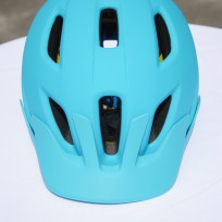 Ebenfalls neu ist der Quantum. Wie viele Bontrager Helme ...