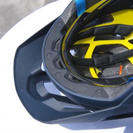 Im Stirnbereich wurde der Helm verstärkt.