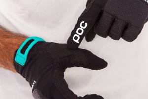 Der Handschuh ist Touchscreen kompatibel und besitzt einen Klettverschluss am Handgelenk.