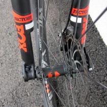 Die Fox 32 Float SC ist mit 1.350 Gramm bei 100 mm Federweg die leichteste Cross Country-Federgabel von Fox.