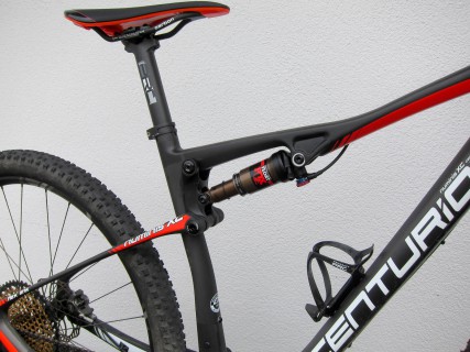 Mehr als 150 Gramm hat der neue "Race Carbon Fiber"-Rahmen (RCF) gegenüber seinem Vorgänger abgespeckt. Das Resultat: 1.780 Gramm in der Größe 43 ohne Federbein.