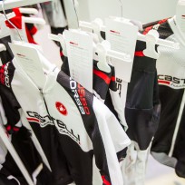 Custom: Ab sofort gibt es eine neue, leichtere Weste und eine Windjacke im Teamdesign. Außerdem können
Beinlinge und Knielinge bedruckt werden.