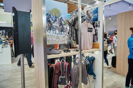 Radlerinnen. Im Angebot: Jerseys, Shirts, Polos, lange und kurze Hosen, (Hand-)Schuhe uvm.