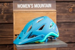 Montara MIPS – Tief hinuntergezogene Helmschale und top belüftetes Roc Loc Air Anpassungssystem, volle Goggle-Integration, S/M, 350 g, 179,99 Euro