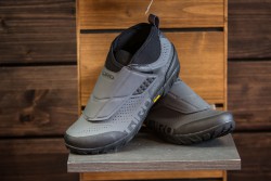 Terraduro Mid (189,99 Euro, Enduro-Schuh mit halbhohem Knöchelschutz, wasserabweisendem Neopren-Schaft und ebensolcher Schnür-Abdeckung, auch in Blau und Orange)