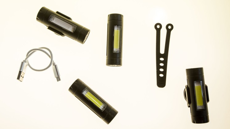 Das Rücklicht FL30 erkennt ob man bremst, und erhöht die Leuchtkraft. Geladen wird mittels USB-Port.