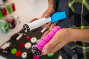 In Rosa: Silicone Lock-On Grip aus medical grade Silikon mit leicht ovaler Form. Klemmung an der Innenseite. 32 mm Durchmesser und viele Farben für € 19,90,-