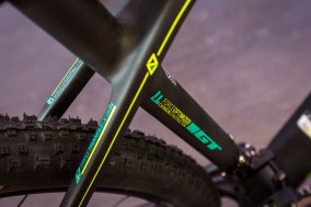 Die Streben sollen genügend Flex freigeben, um gemeinsam mit der 100 mm Gabel für Komfort zu sorgen.