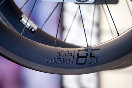 58/TwentyFour Carbon Disc
Clincher: VR 800 g; HR 940 g; € 1.999,00