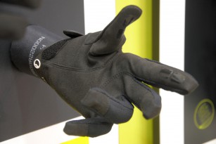 Handrücken und Finger sind aus flexiblem und belüftetem Netzgewebe. Rutschhemmende Einsätze für sicheres Schalten und Bremsen. Von XS bis XXL für € 39,95.