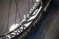 Das Carbon Bike ist auf bis zu 2.6" breite Reifen ausgelegt.