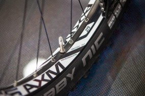 Das Carbon Bike ist auf bis zu 2.6" breite Reifen ausgelegt.