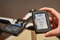 Zusätzliche Halterungen ermöglichen Ausrichtung sowohl im Querformat und im Hochformat, ebenso erhältlich sind spezielle Halterungen für Mountainbikes und Aero Lenker.