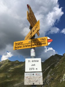 2.379 m Seehöhe sagt das Schild.