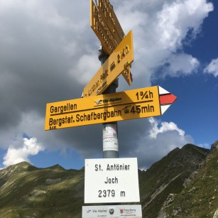 2.379 m Seehöhe sagt das Schild.